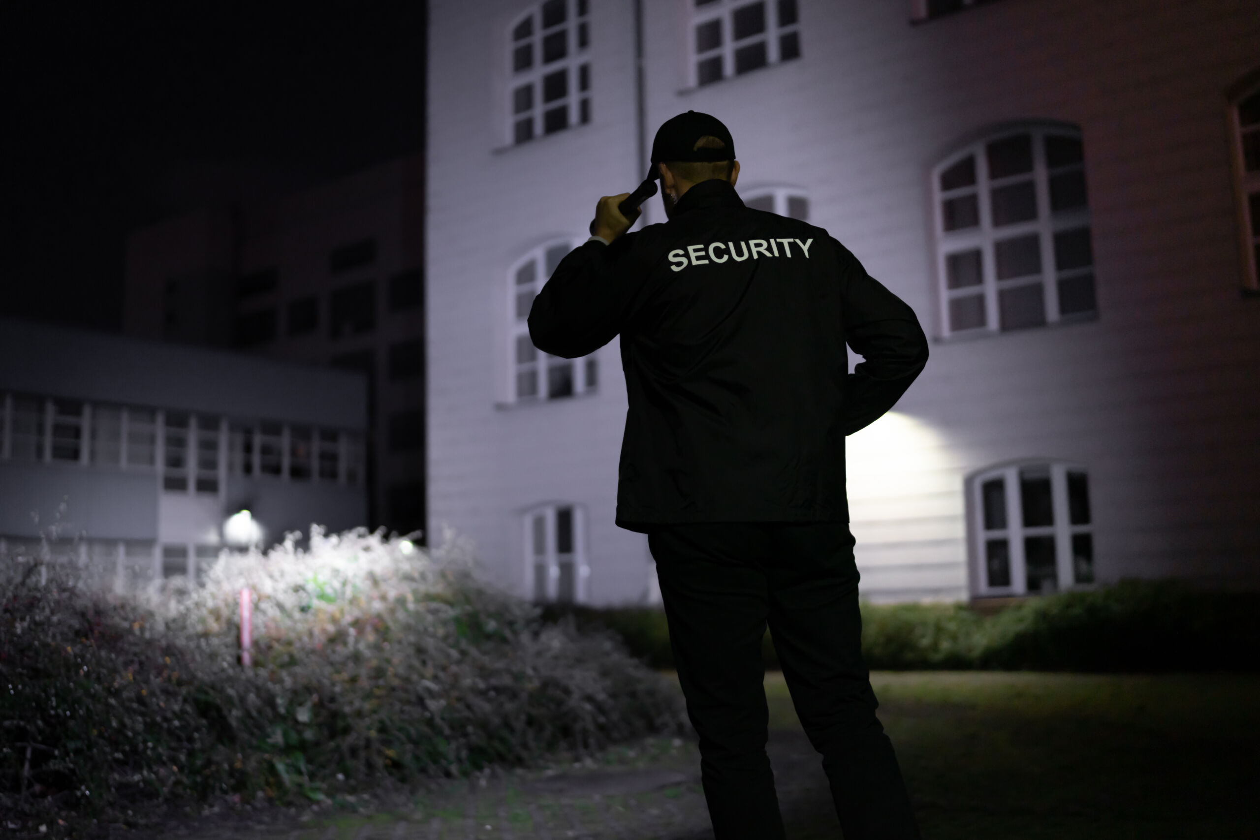 Night security прохождение. Охранник ночью с фонариком. Фонарик для охраны. Охранник идет.